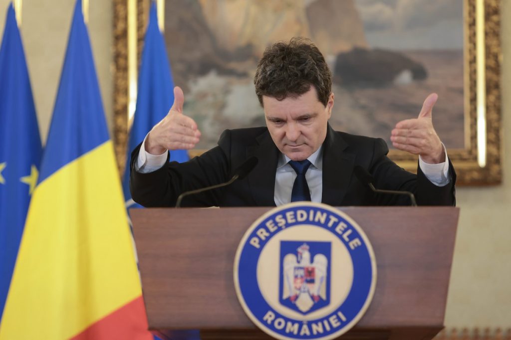 Dan cere coaliției să găsească o soluție pentru buget și prezice o guvernare unită Primarul general al Bucureștiului, Nicușor Dan, a făcut apel la liderii coaliției de guvernare, joi, în timpul unei vizite la Bruxelles, să ajungă la un compromis în ceea ce privește adoptarea bugetului