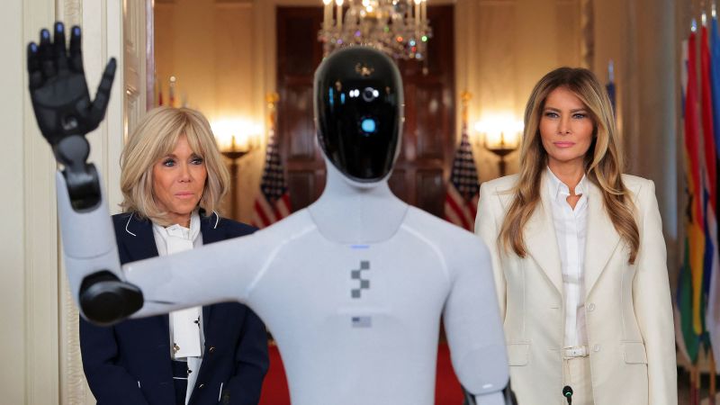 Un robot umanoid a ținut un discurs la Casa Albă, în cadrul summit-ului lui Melania Trump Washington D.C