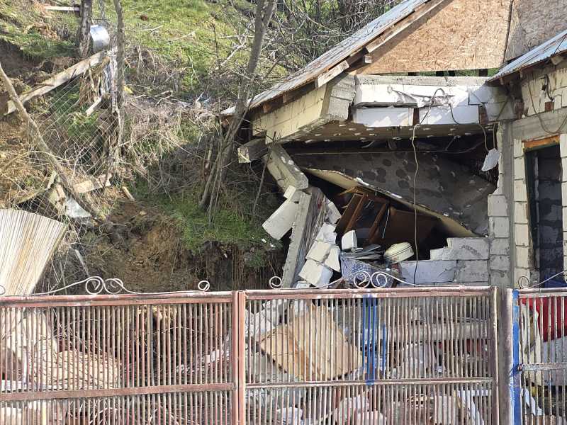 Slatina: Familiile evacuate primesc ajutoare și posibilitatea de a se caza în containere Slatina, Olt – Familiile evacuate miercuri în urma alunecărilor de teren de pe strada Grădiște vor primi ajutoare de urgență de 2.500 de lei și au posibilitatea de a se muta în containere puse la dispoziție de Primăria Slatina