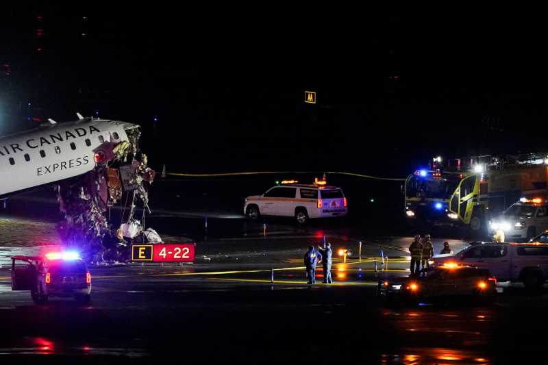 Accident pe aeroportul LaGuardia din New York: Avion Air Canada Express, implicat într-o coliziune cu un vehicul Un avion aparținând Air Canada Express și un vehicul al autorităților portuare s-au ciocnit pe o pistă de aterizare a Aeroportului LaGuardia din New York, luni, au anunțat pompierii