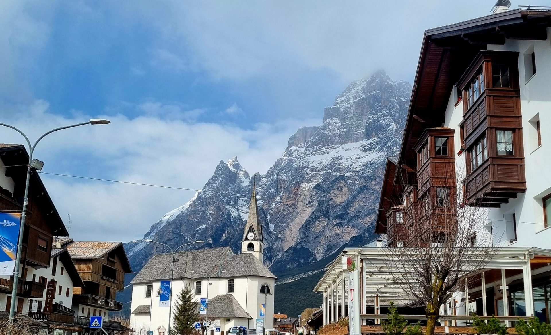 Primăvara topește zăpada pe Cristallo: Schiatul încă e posibil la Cortina d’Ampezzo Cortina d’Ampezzo, Italia, 26 martie 2024 – Zilele însorite de primăvară aduc temperaturi moderate, chiar și 13-14 grade Celsius la amiază, pe pârtiile de schi din celebra stațiune italiană