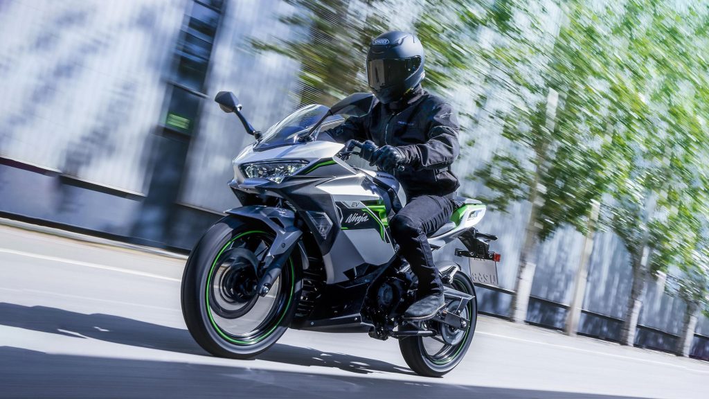 Kawasaki inovează în domeniul motocicletelor electrice prin soluții modulare Kawasaki ar putea revoluționa piața motocicletelor electrice prin introducerea unui sistem modular care vizează reducerea costurilor și creșterea flexibilității în producție
