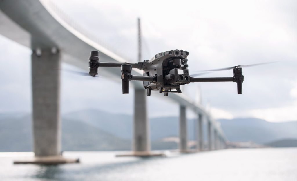 Politehnica Timișoara lansează o specializare unică în România: Inginerie de drone și informatică aeronautică Universitatea Politehnica Timișoara (UPT) introduce un nou program de studii de licență dedicat ingineriei dronelor și informaticii aeronautice, o premieră în peisajul educațional românesc