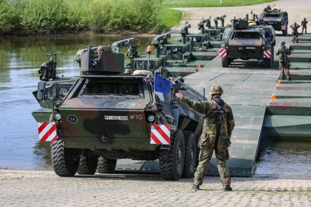 Armata germană impune restricții severe privind utilizarea fotografiilor și a imaginilor în interiorul unităților militare Ministerul Apărării de la Berlin a anunțat vineri o decizie importantă cu implicații directe asupra modului în care membrii armatei germane, Bundeswehr, pot documenta și distribui imagini din interiorul unităților militare