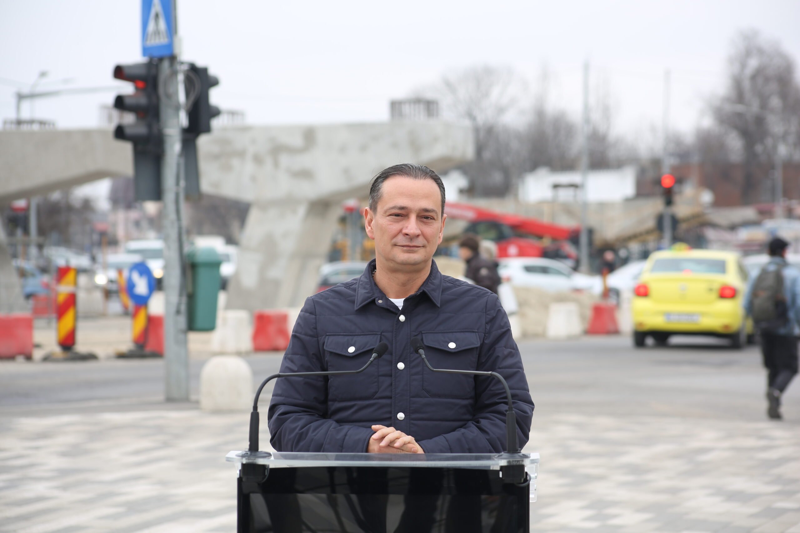 Începe montarea tablierului metalic la pasajul Apărătorii Patriei Constructorii au demarat lucrările de montare a tablierului metalic la pasajul rutier din intersecția Apărătorii Patriei din București, marcând o etapă importantă în realizarea acestui proiect de infrastructură
