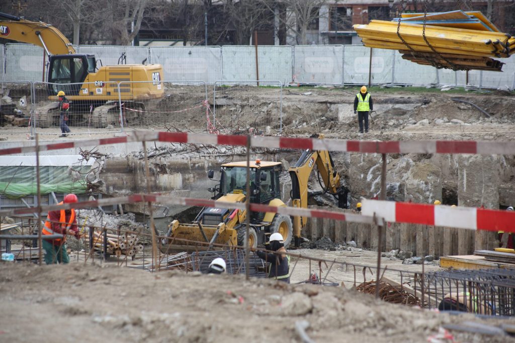 Planșeul Unirii avansează: Traficul în zona Hanul lui Manuc se redeschide în mai Lucrările de la Planșeul Unirii, un proiect de modernizare a infrastructurii din centrul Capitalei, au atins un stadiu de execuție de 50%
