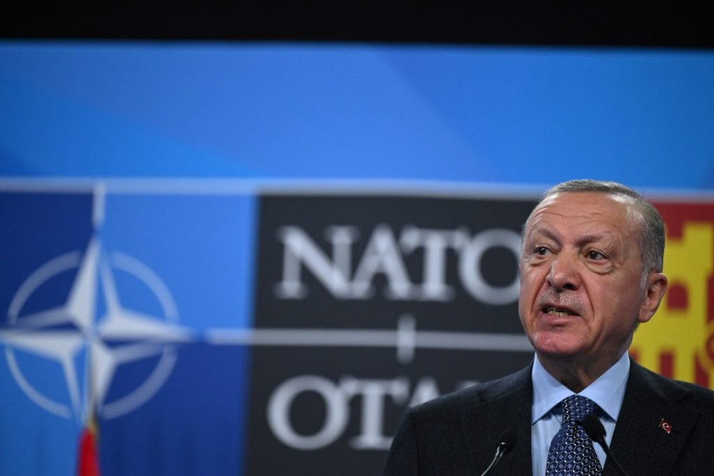Rachetă iraniană interceptată în spațiul aerian turc O rachetă lansată de Iran a fost interceptată și distrusă de sistemul antirachetă al NATO, miercuri, în spațiul aerian al Turciei