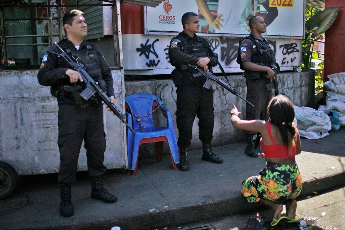 Opt morți într-o razie a poliției în favela Rio de Janeiro