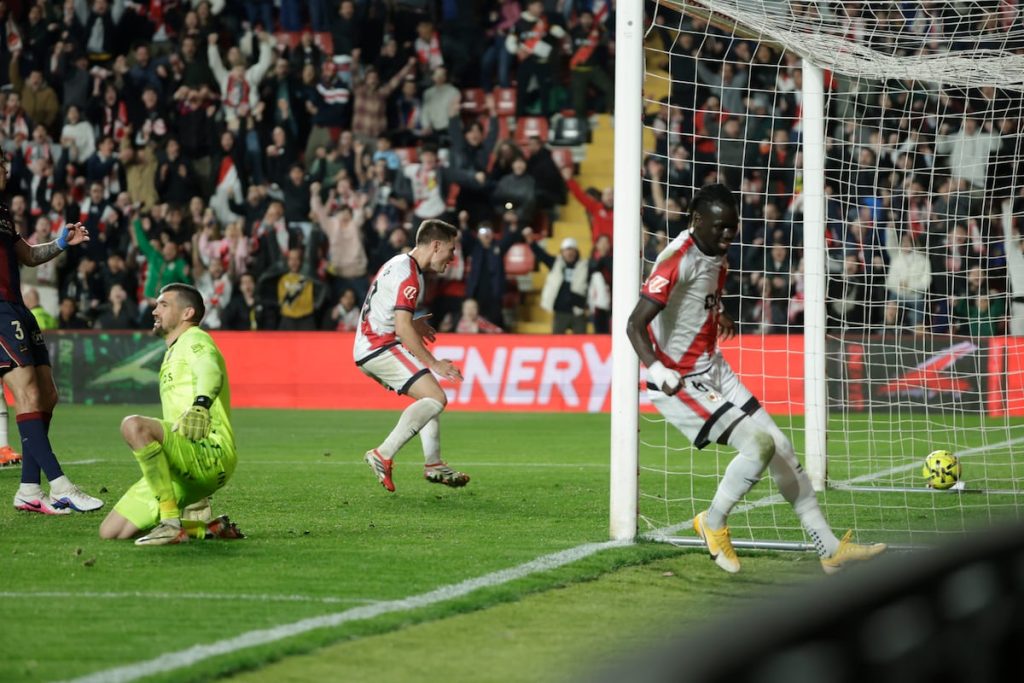 Rayo Vallecano și Levante au remizat spectaculos, cu un gol egalizator în prelungiri Madrid, Spania – Partida tensionată dintre Rayo Vallecano și Levante s-a încheiat cu un scor egal, 1-1, într-un meci crucial pentru evitarea retrogradării