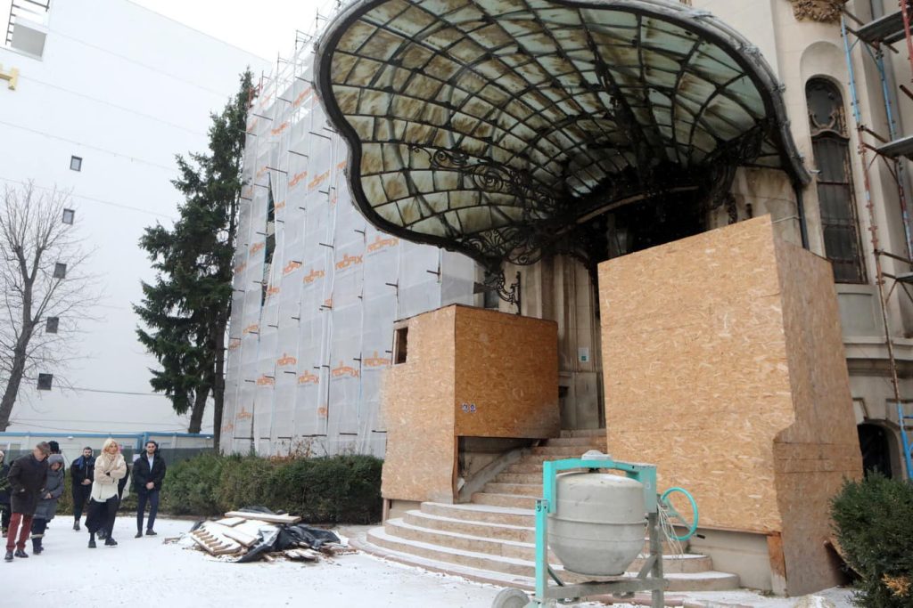Verificări la Muzeul „George Enescu” privind starea obiectelor de patrimoniu depozitate în containere O comisie de experți din domeniul patrimoniului cultural efectuează în prezent o verificare a stării de conservare și a condițiilor de depozitare a unor obiecte de patrimoniu din cadrul Muzeului Național „George Enescu”