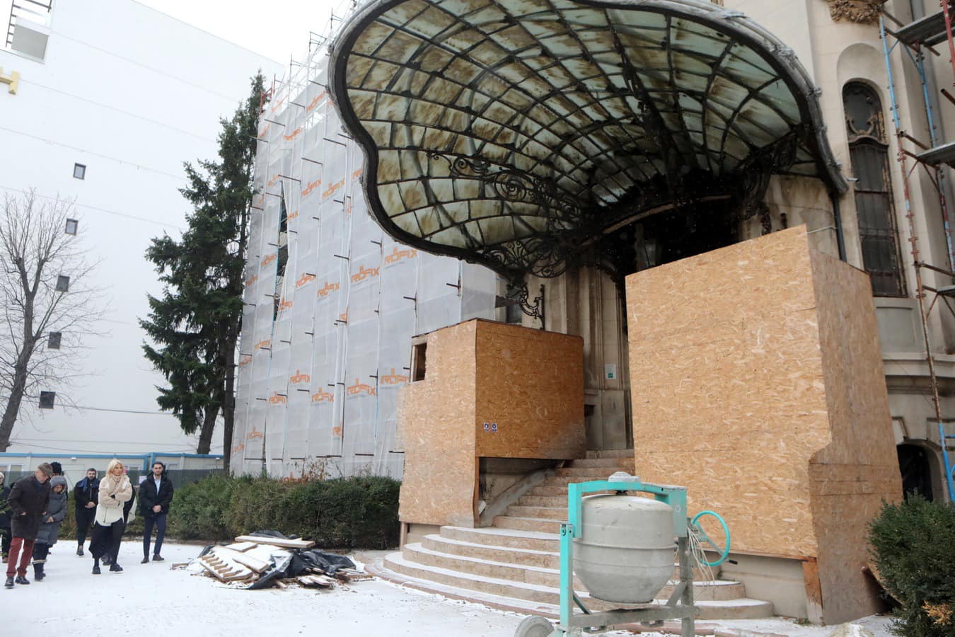 Verificări la Muzeul „George Enescu” privind starea obiectelor de patrimoniu depozitate în containere O comisie de experți din domeniul patrimoniului cultural efectuează în prezent o verificare a stării de conservare și a condițiilor de depozitare a unor obiecte de patrimoniu din cadrul Muzeului Național „George Enescu”