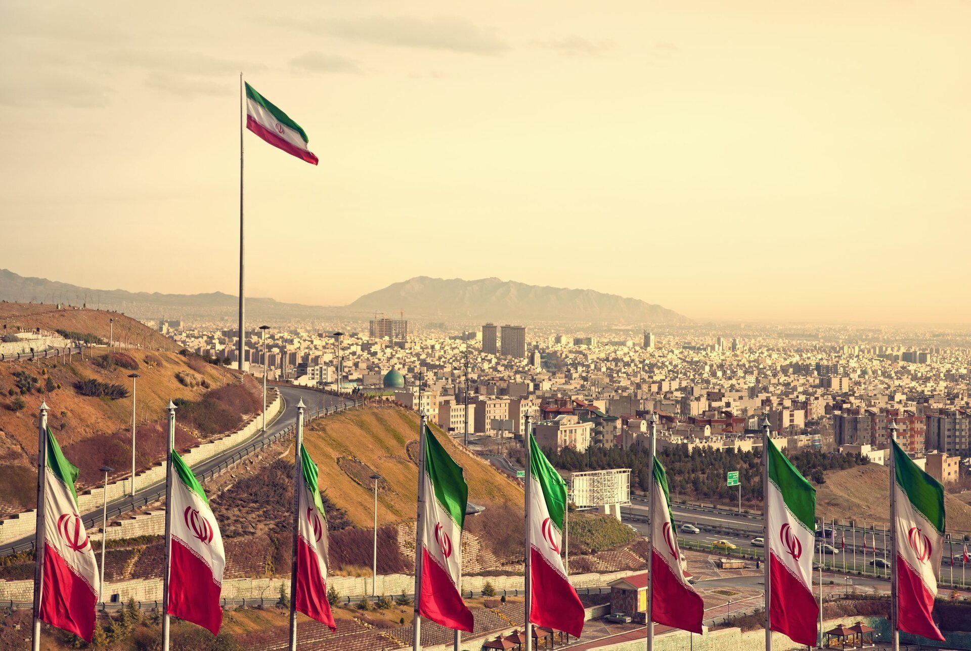 China negociază cu Iranul pentru a asigura aprovizionarea cu energie în condițiile tensiunilor din Orientul Mijlociu Beijingul și Teheranul poartă discuții urgente pentru a asigura redeschiderea Strâmtorii Hormuz pentru navele petroliere și cele de transport LNG, în contextul intensificării tensiunilor geopolitice în regiune