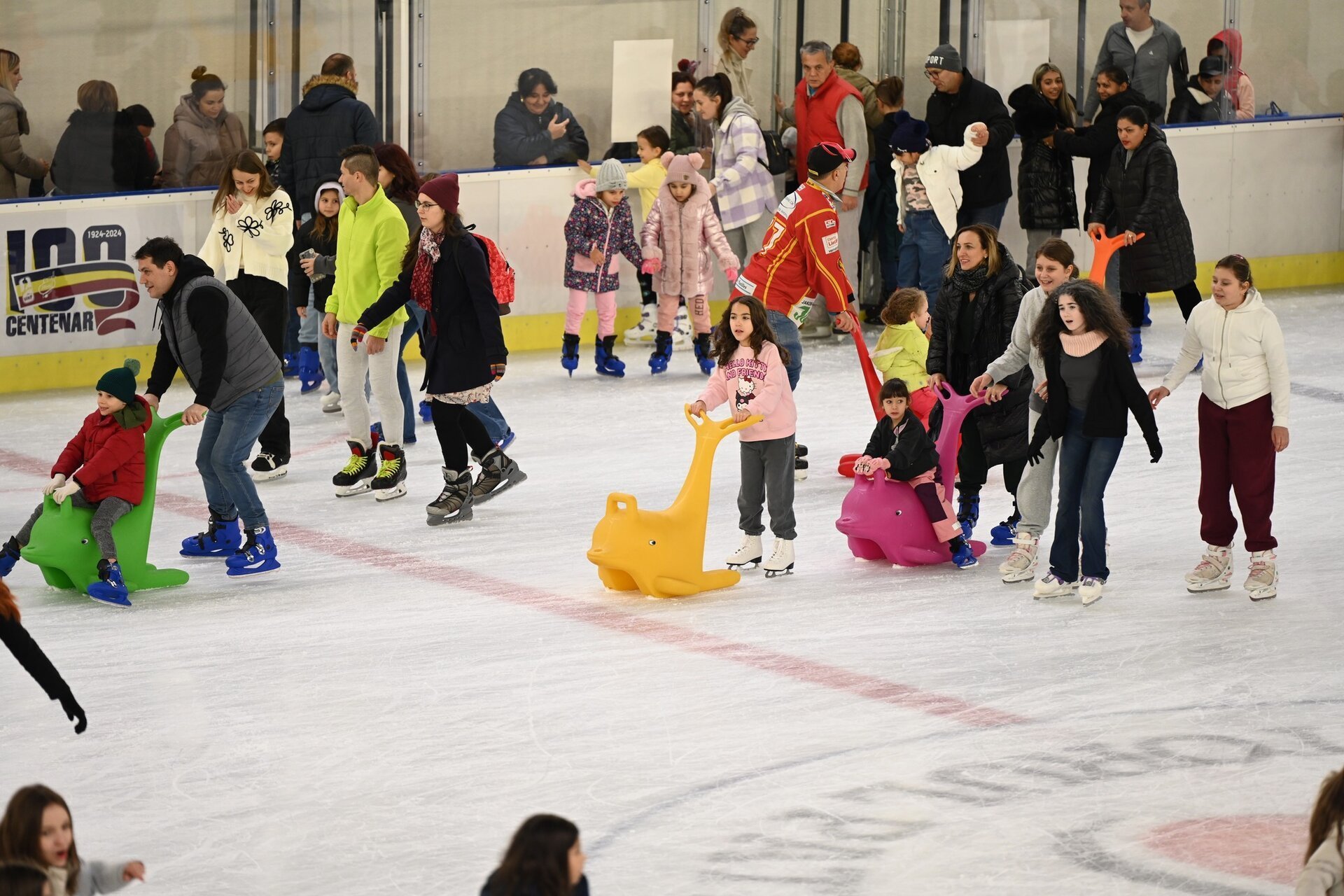 Weekend de patinaj la Berceni Arena: 13 sesiuni programate Bucureștenii sunt invitați la patinoarul Berceni Arena în acest weekend, unde sunt programate 13 sesiuni de patinaj pe parcursul celor trei zile