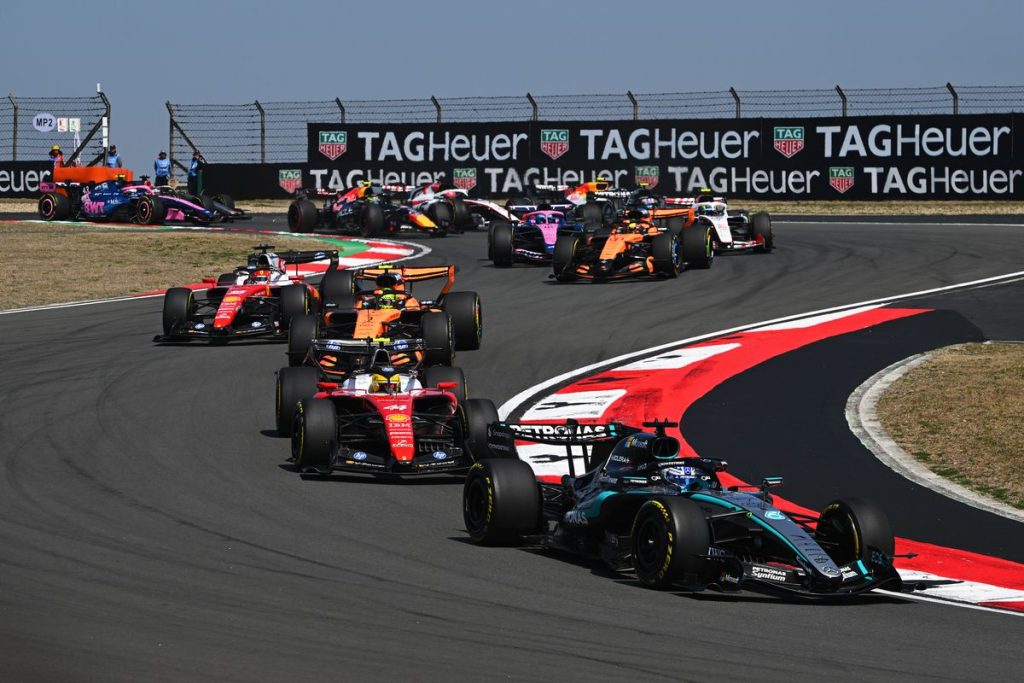 George Russell, victorie spectaculoasă în cursa sprint din China, Hamilton pe podium Shanghai, China – George Russell, pilotul echipei Mercedes, a triumfat în cursa de Sprint din China, oferind o demonstrație de forță într-o competiție plină de răsturnări de situație