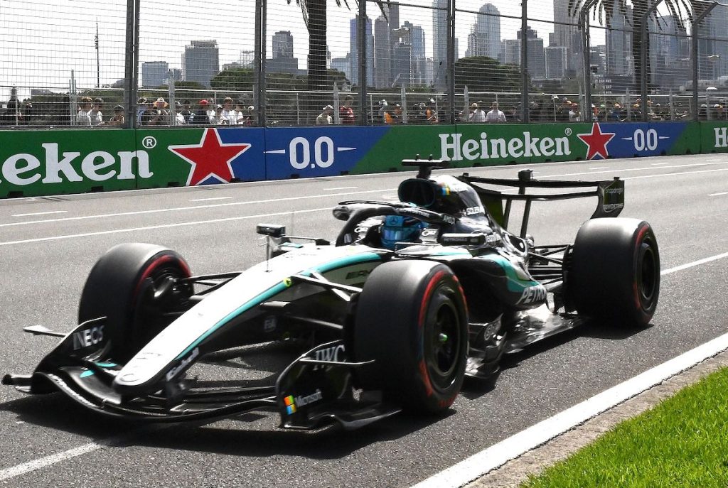Russell, start din pole position în Australia: Mercedes, dominație la Melbourne Melbourne a fost martora unei sesiuni de calificări incendiare pentru Marele Premiu al Australiei, prima etapă din noul sezon de Formula 1