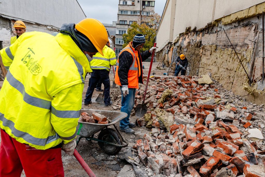 Primăria Capitalei Demolează 15 Construcții Ilegale din Centrul Bucureștiului Primarul Capitalei, Ciprian Ciucu, a anunțat luni că a semnat 15 dispoziții de desființare a unor construcții ilegale amplasate pe domeniul public în zona centrală a Bucureștiului