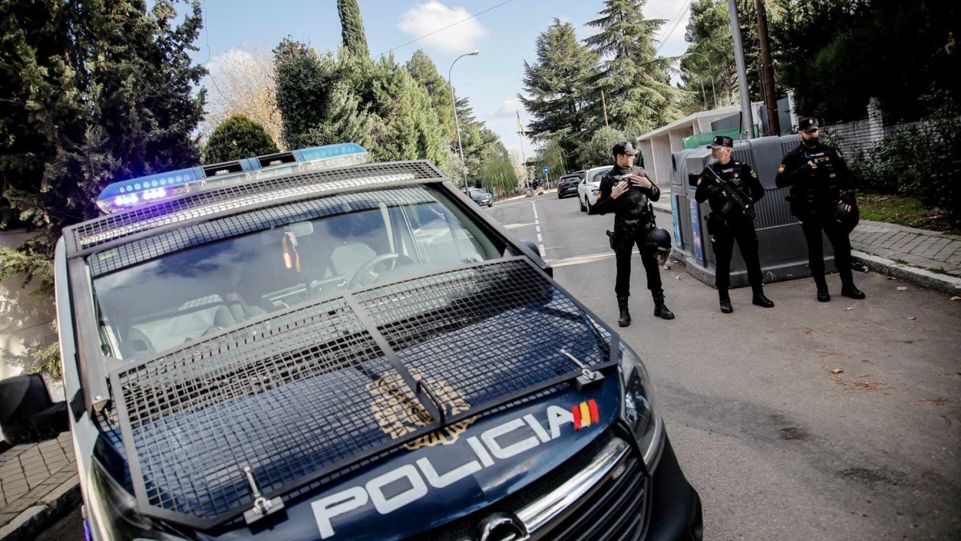 Trei persoane arestate în Mallorca pentru spălarea de bani în beneficiul unui cetățean rus Poliția spaniolă a reținut miercuri trei persoane în Mallorca, suspectate că au ajutat un cetățean rus să eludeze sancțiunile impuse de Uniunea Europeană ca urmare a invaziei Rusiei în Ucraina