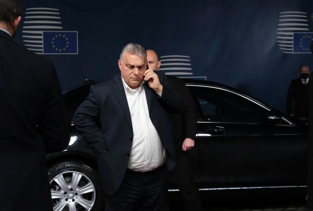 Orbán trece la blindat: Premierul ungar invocă amenințări din Ucraina Premierul Ungariei, Viktor Orbán, a înlocuit recent microbuzul său de serviciu cu un vehicul blindat