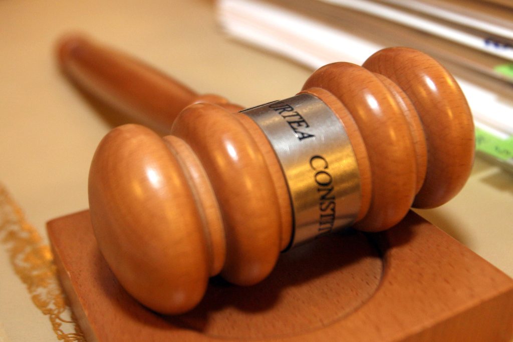 Avocatul Poporului atacă la CCR reforma administrației publice promovată de Bolojan Renate Weber, Avocatul Poporului, a contestat la Curtea Constituțională a României (CCR) modificările legislative privind reforma administrației publice, inițiate de fostul ministru al Dezvoltării, Lucrărilor Publice și Administrației, Cătălin Drulă, și promovate de actualul ministru al Afacerilor Interne, Cătălin Bolojan