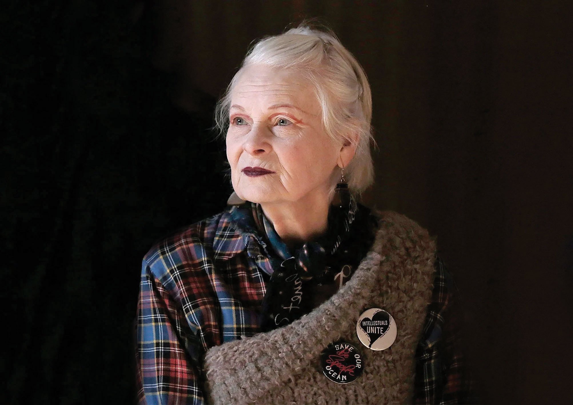 De la catedră pe podium: Povestea Viviennei Westwood, regina nonconformismului britanic Vivienne Westwood, o figură emblematică a modei britanice, a lăsat o amprentă profundă asupra industriei, evoluția ei fiind una surprinzătoare