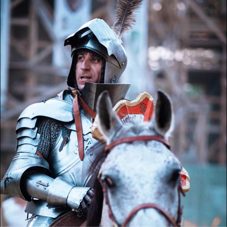 Un cavaler medieval în secolul 21: Românul care practică jousting Într-o epocă definită de inovație tehnologică și ritmuri accelerate, un român din Mediaș alege să trăiască după codul onoarei și al curajului, evocând spiritul cavaleresc al secolului al XV-lea