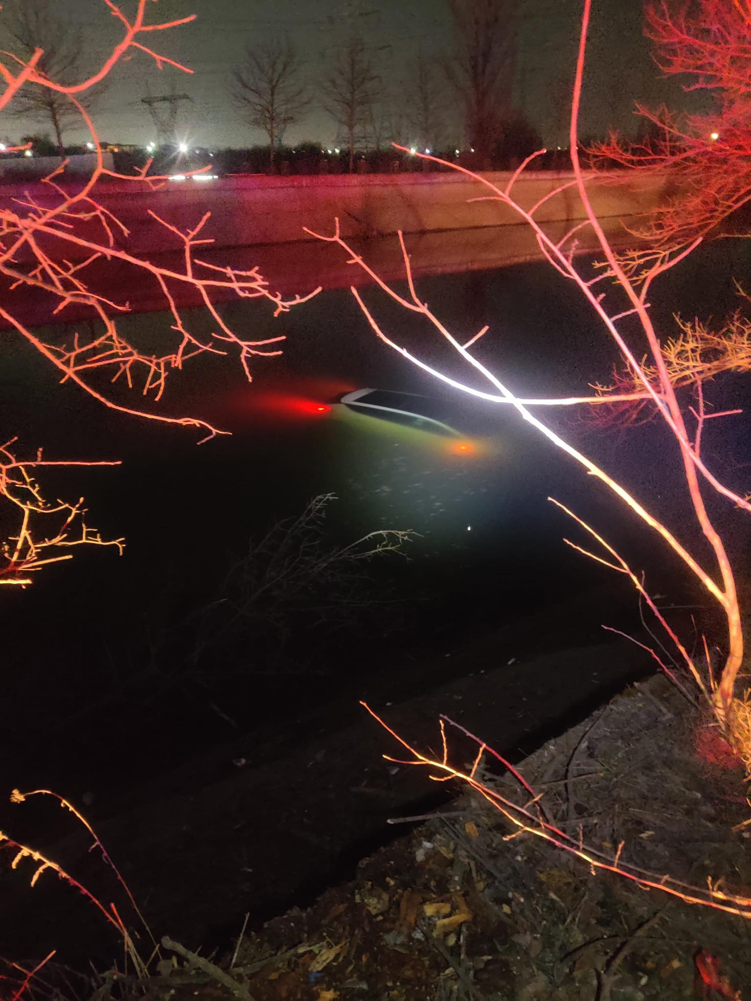 Accident spectaculos: Mașină, parțial scufundată într-un lac, șoferul refuză îngrijiri medicale Un autoturism a părăsit carosabilul și a plonjat într-un lac, fiind parțial scufundat, în cursul zilei de astăzi
