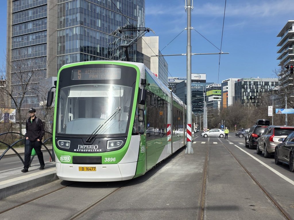 Tramvaiul 5 revine pe traseu în București după doi ani de absență Primăria Municipiului București a anunțat, printr-o postare pe Facebook, reluarea circulației tramvaiului 5, după o pauză de doi ani