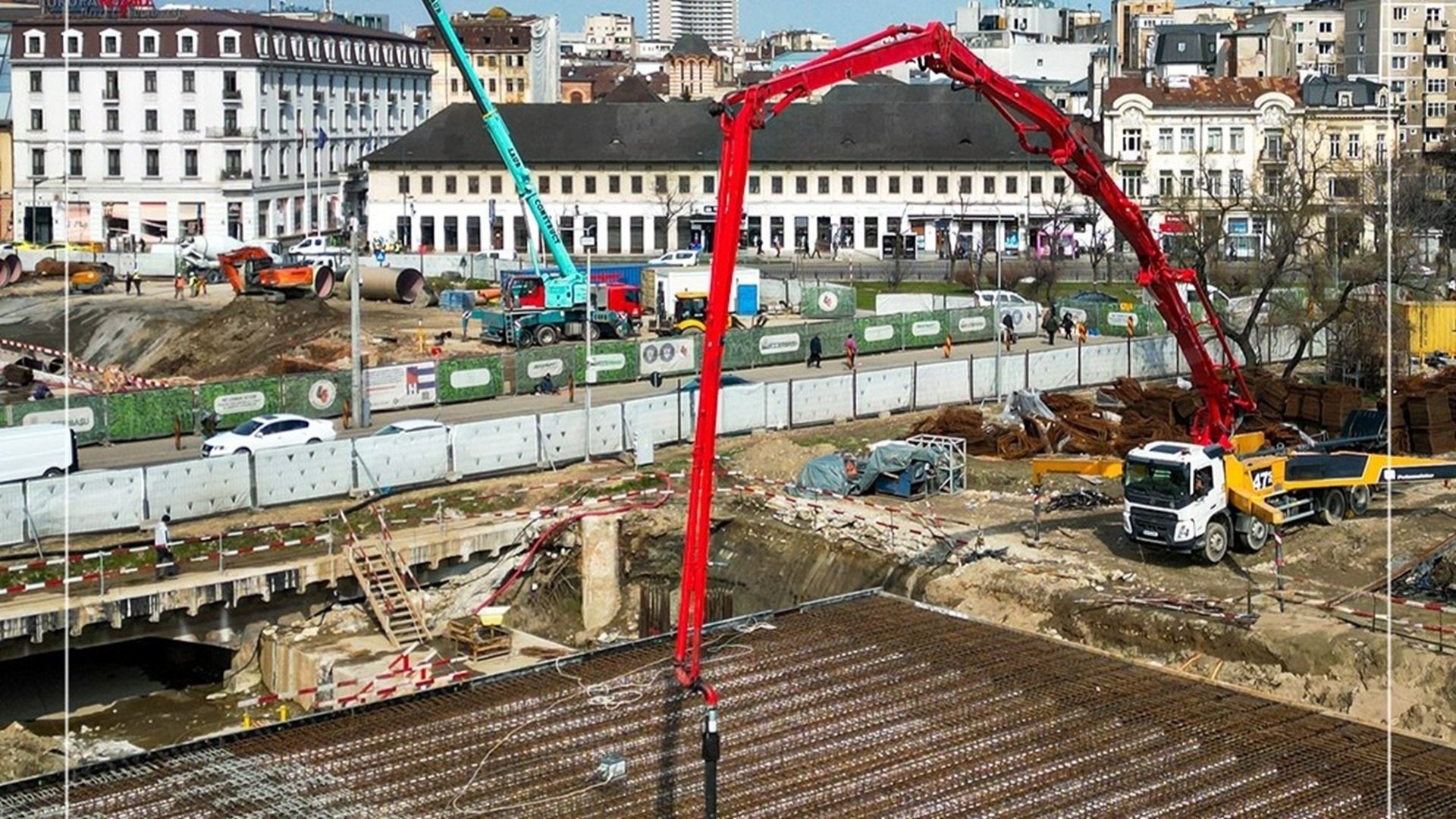 Planșeul Unirii: Lucrările continuă, secretele arheologice rămân ascunse Constructorul planșeului Unirii, compania Erbașu, a anunțat extinderea șantierului în timp ce detaliile descoperirilor arheologice din centrul Capitalei sunt protejate de legea drepturilor de autor