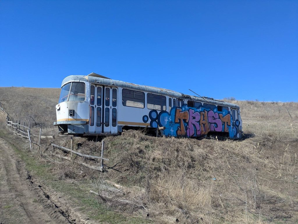 Un tramvai Tatra vechi de 50 de ani, care a circulat pe străzile Bucureștiului, a fost relocat în apropierea Vulcanilor Noroioși în 2025, cu scopul de a deveni atracție turistică