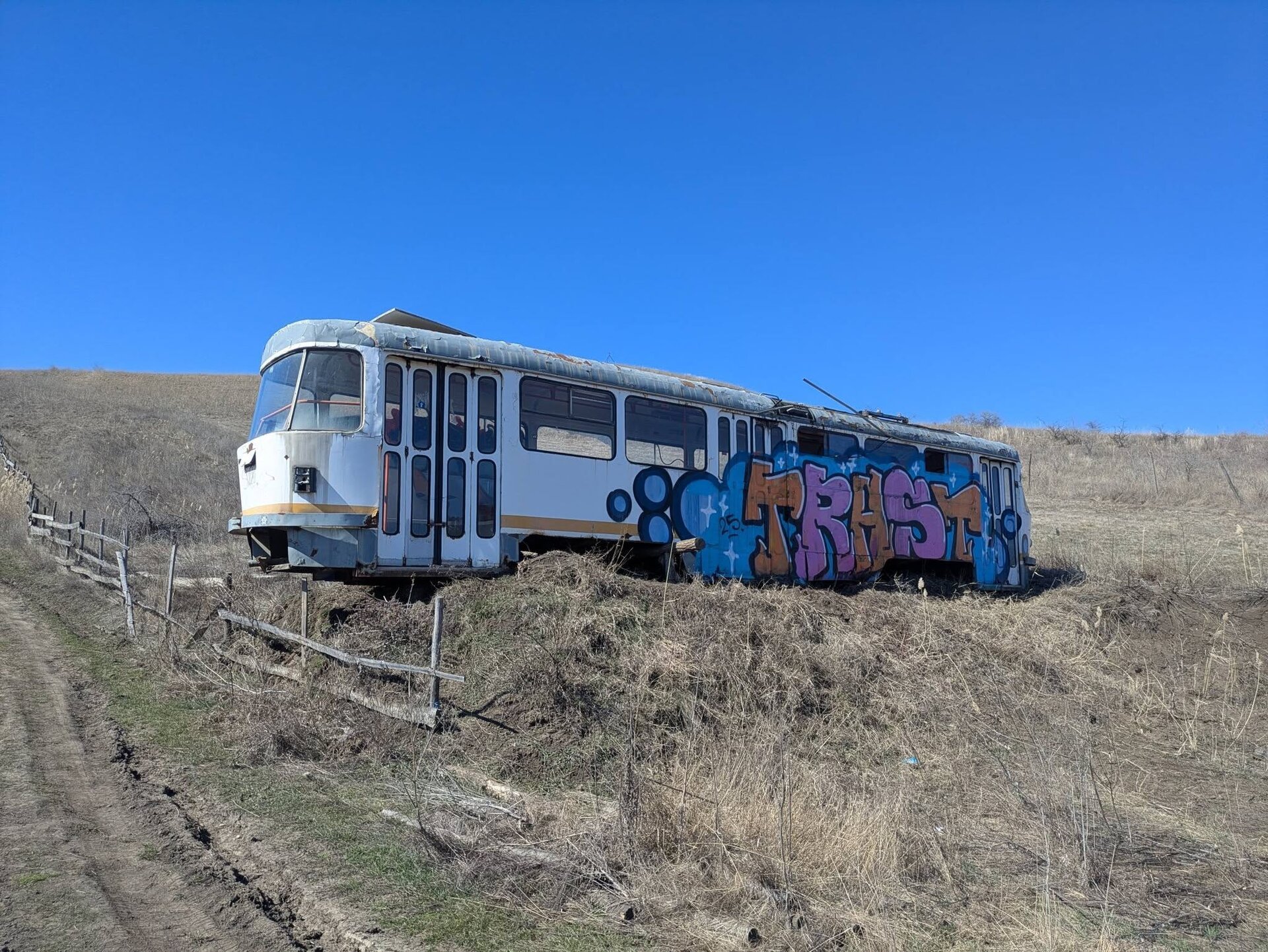 Un tramvai Tatra vechi de 50 de ani, care a circulat pe străzile Bucureștiului, a fost relocat în apropierea Vulcanilor Noroioși în 2025, cu scopul de a deveni atracție turistică