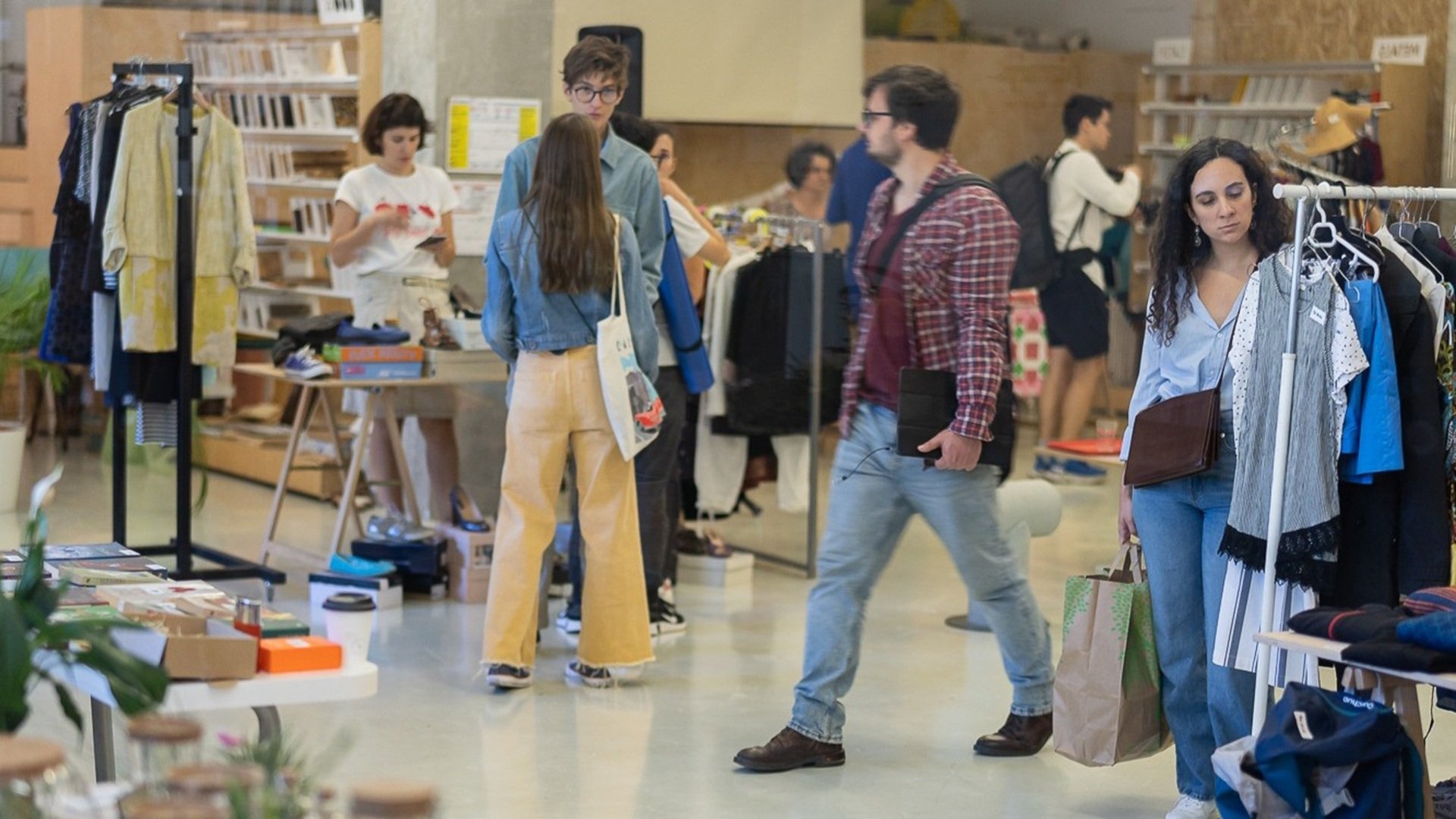 Târg de obiecte second-hand la Nod Makerspace în weekendul 21-22 martie În weekendul 21-22 martie, Nod Makerspace, situat pe Splaiul Unirii 160, va găzdui evenimentul DezNod, un târg dedicat obiectelor vestimentare, accesoriilor, decorațiunilor și jucăriilor second-hand