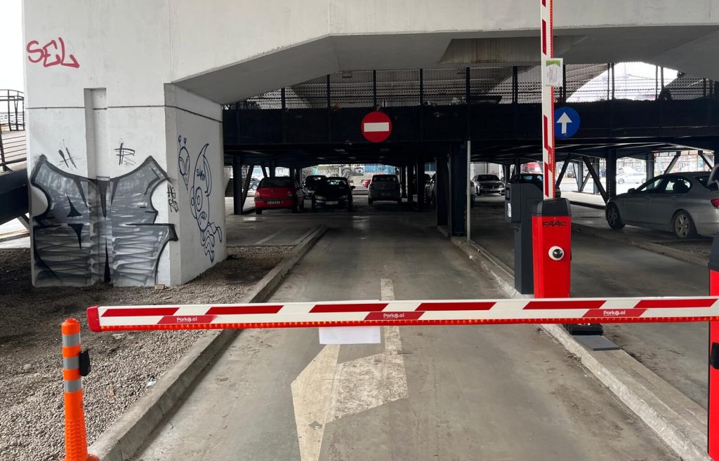 Parcare nouă în Sectorul 1: 65 de locuri sub Pasajul Basarab Primăria Sectorului 1 a anunțat deschiderea unei parcări publice cu barieră sub Pasajul Basarab, în zona Nicolae Titulescu – Banu Manta