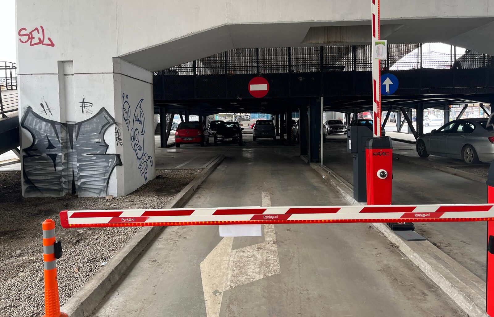 Parcare nouă în Sectorul 1: 65 de locuri sub Pasajul Basarab Primăria Sectorului 1 a anunțat deschiderea unei parcări publice cu barieră sub Pasajul Basarab, în zona Nicolae Titulescu – Banu Manta