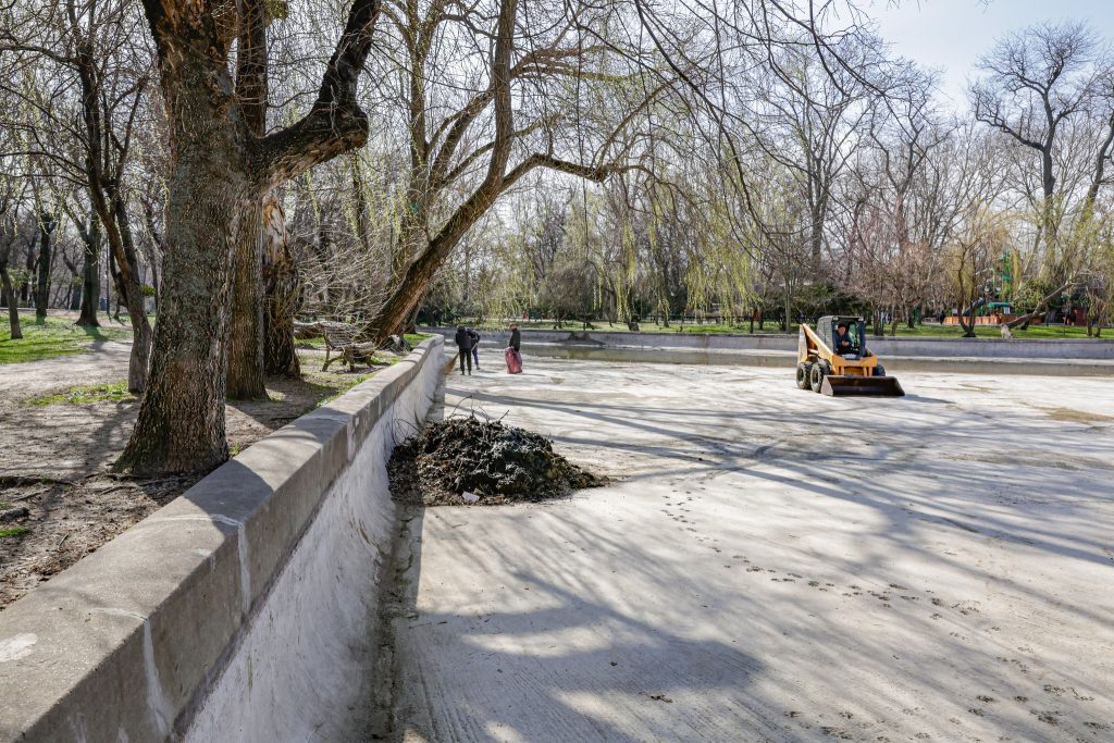 Lucrări ample de amenajare în Parcul Cișmigiu și pe Lacul Cișmigiu Primăria Municipiului București a demarat lucrările de umplere cu apă a Lacului Cișmigiu, un proces care se estimează că va dura între șapte și zece zile