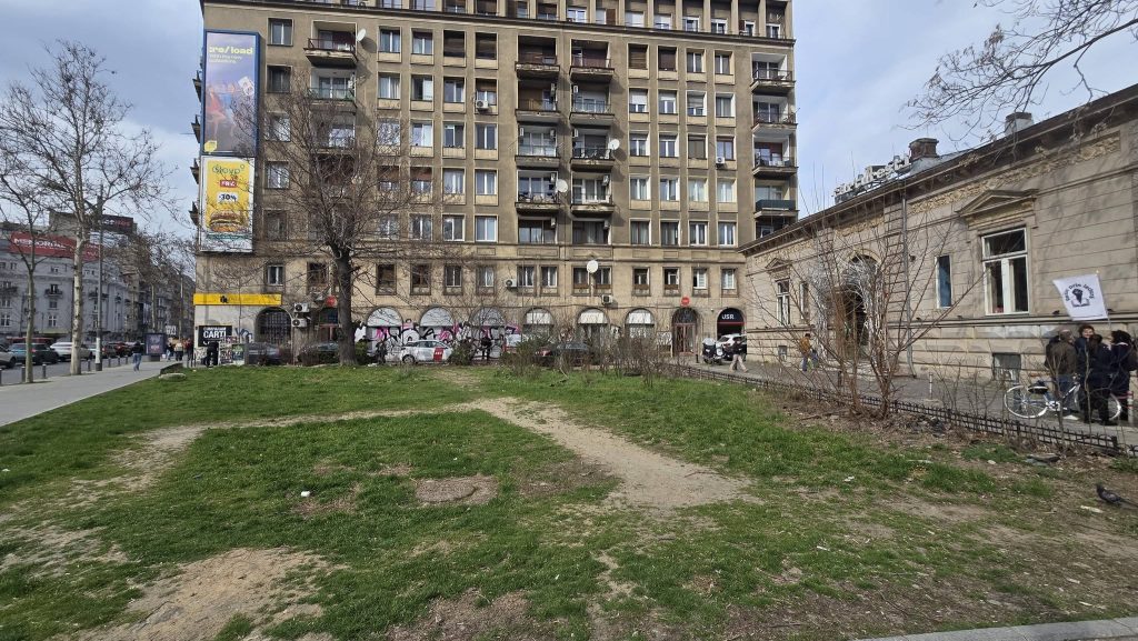 Primarul Capitalei, Nicușor Dan, a declarat că un „jmecher” încearcă să obțină un certificat de urbanism pentru terenul din fața librăriei Cărturești, situată în centrul Bucureștiului