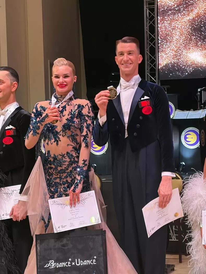 Dansatorii Rareș Cojoc și Andreea Matei, victorie istorică pentru România la Blackpool Perechea de dansatori Rareș Cojoc și Andreea Matei a adus României o performanță remarcabilă în dansul sportiv, cucerind titlul Grand Slam WDSF la Blackpool