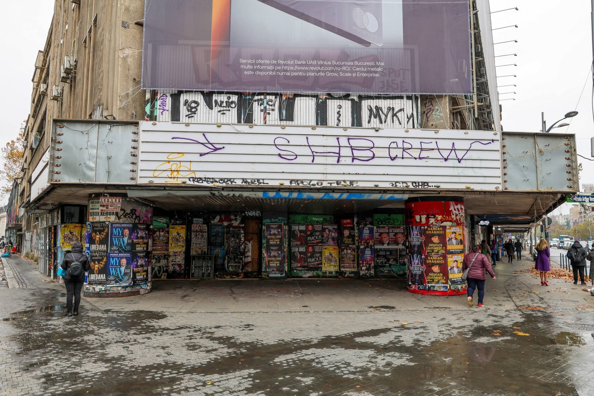 Blocul Patria din București, o emblemă a modernismului, se confruntă cu degradarea și necesită urgent consolidare Bucureștiul, martorul unei transformări urbane ample după Marea Unire, a văzut cum o nouă generație de arhitecți români a îmbrățișat stilul modernist, inspirată de marile capitale europene