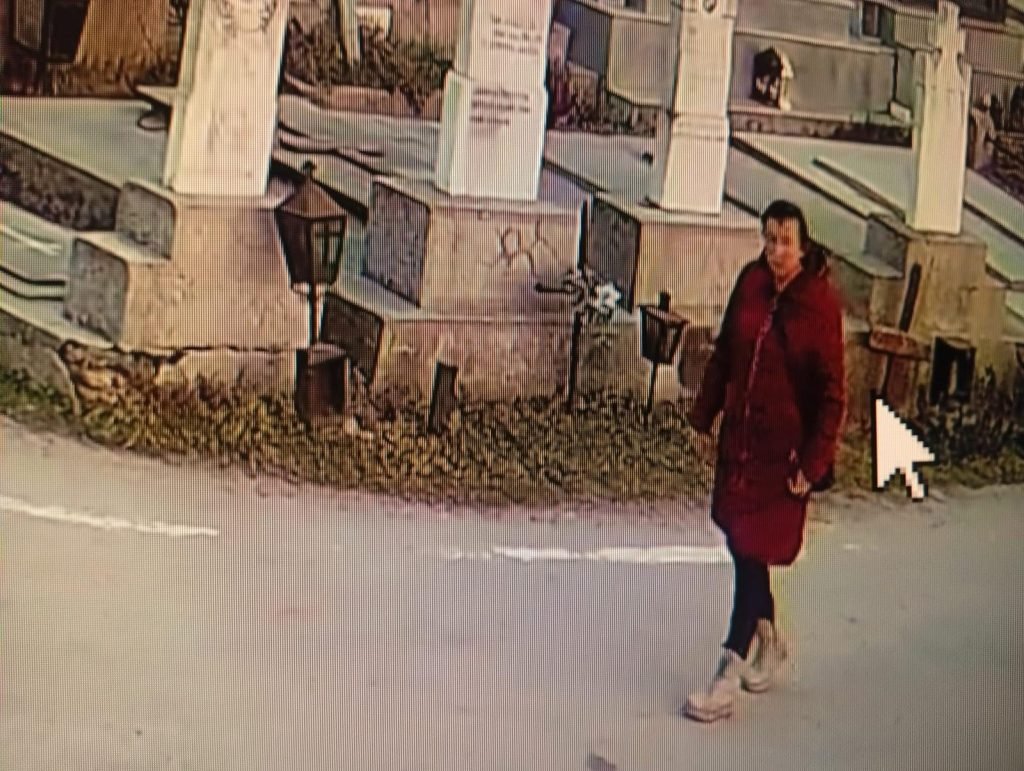 Profanare la mormântul lui Ilie Balaci: O femeie din Craiova, identificată de poliție O femeie în vârstă de 54 de ani din Craiova este suspectată de profanarea mormântului fostului fotbalist Ilie Balaci, au anunțat marți reprezentanții Inspectoratului de Poliție Județean (IPJ) Dolj