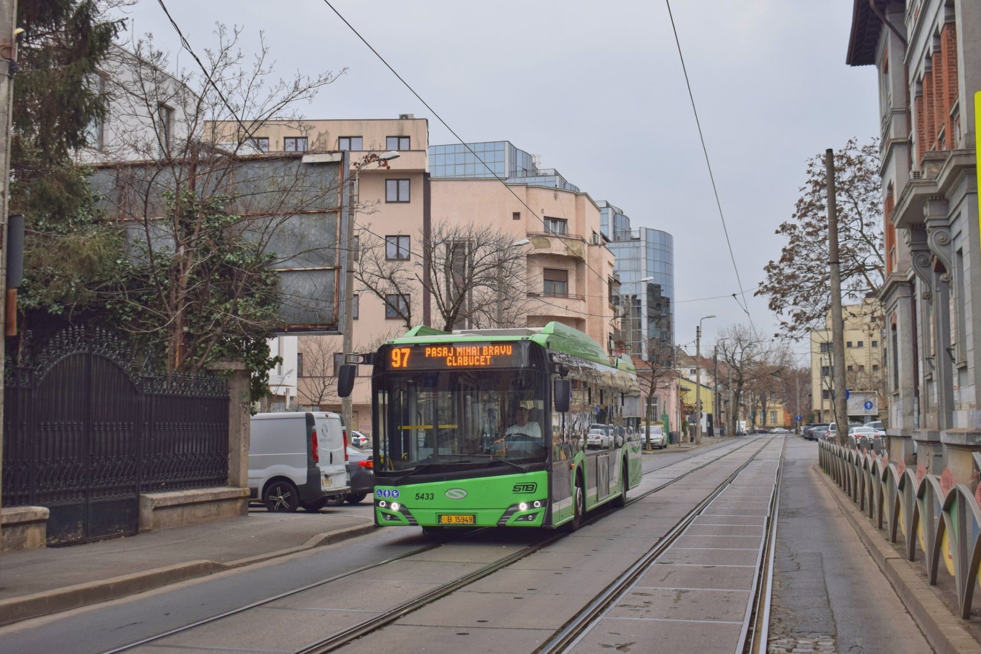 Haos în trafic în București: Zeci de linii de transport public suspendate sau deviate din cauza șantierelor Bucureștenii se confruntă cu importante restricții de circulație, din cauza lucrărilor de modernizare în mai multe zone cheie ale orașului