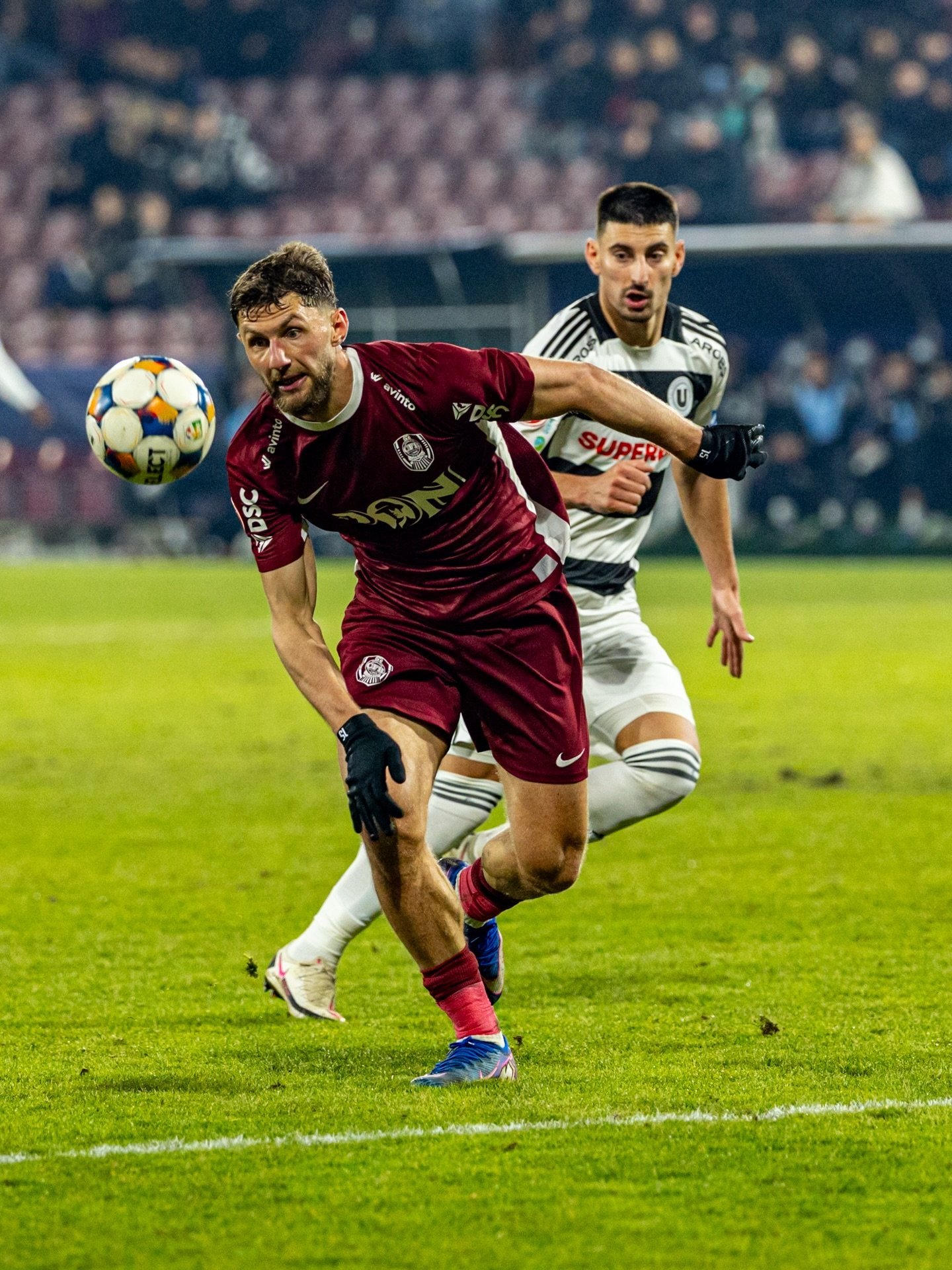 Derby clujean cu istorie: Universitatea și CFR se întâlnesc pe teren, luni seara Clujul va fi, din nou, în centrul atenției fotbalistice luni seara, 16 martie, de la ora 20:30, când Universitatea Cluj și CFR 1907 Cluj se vor înfrunta într-un nou episod al derby-ului local
