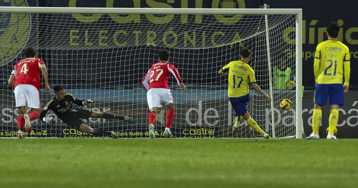 ”Camisola 17” aduce victoria: Golul de la 11 metri a zguduit ”Águias” Atacantul spaniol, cu numărul 17 pe tricou, a deschis scorul printr-un penalty transformat, în minutul șapte, și a pus în dificultate apărarea adversă pe tot parcursul jocului