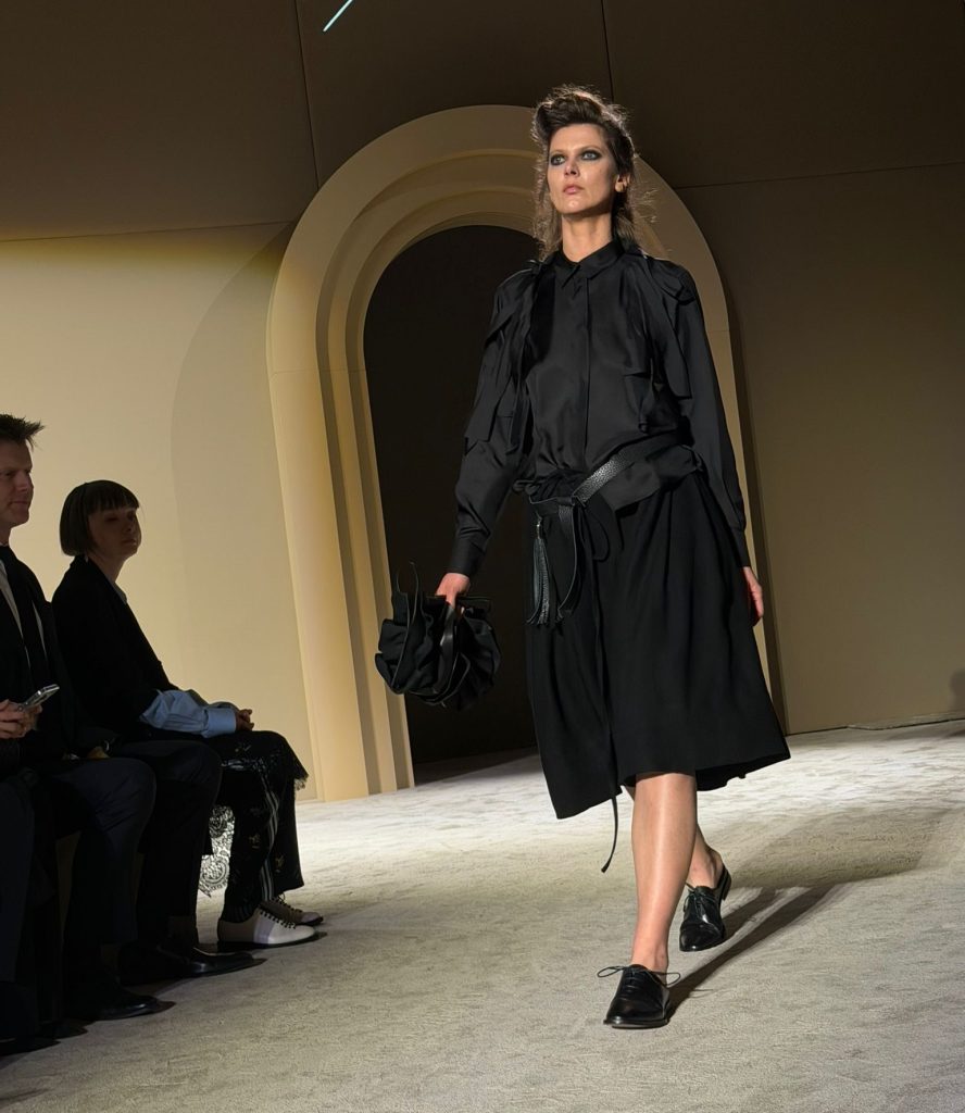 Carmen Secăreanu prezintă o colecție despre dualitate la Mercedes-Benz Bucharest Fashion Week Designerul Carmen Secăreanu a prezentat la Mercedes-Benz Bucharest Fashion Week o colecție pentru sezonul toamnă-iarnă 2026/2027, concentrată pe tema dualității