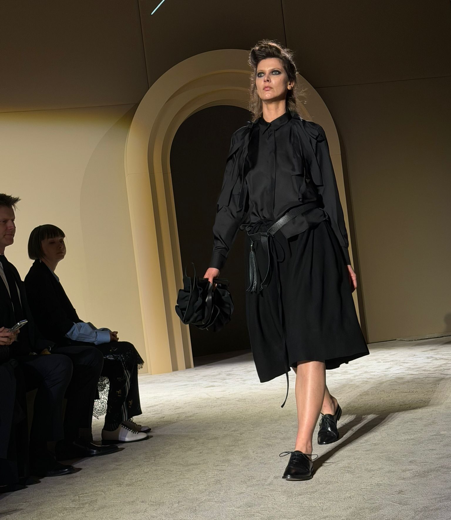 Carmen Secăreanu prezintă o colecție despre dualitate la Mercedes-Benz Bucharest Fashion Week Designerul Carmen Secăreanu a prezentat la Mercedes-Benz Bucharest Fashion Week o colecție pentru sezonul toamnă-iarnă 2026/2027, concentrată pe tema dualității
