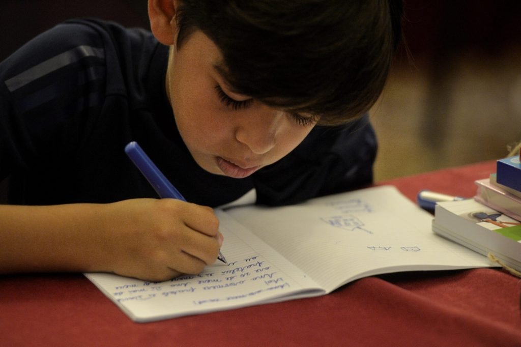 Scrisul de mână versus tastatura: Cum influențează metodele de notare învățarea Studiile recente sugerează că notițele scrise de mână pot îmbunătăți considerabil capacitatea de învățare și memorare a elevilor și studenților, comparativ cu utilizarea exclusivă a dispozitivelor digitale