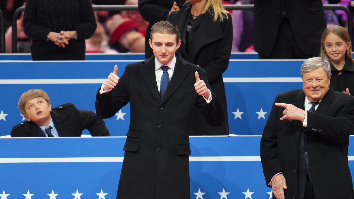 Viktor Knavs, tatăl Melaniei Trump, un susținător constant al nepotului său, Barron În momentele importante din viața fiului său, Barron Trump, precum noaptea alegerilor sau Ziua Inaugurării, Viktor Knavs, bunicul patern al tânărului, a fost o prezență constantă