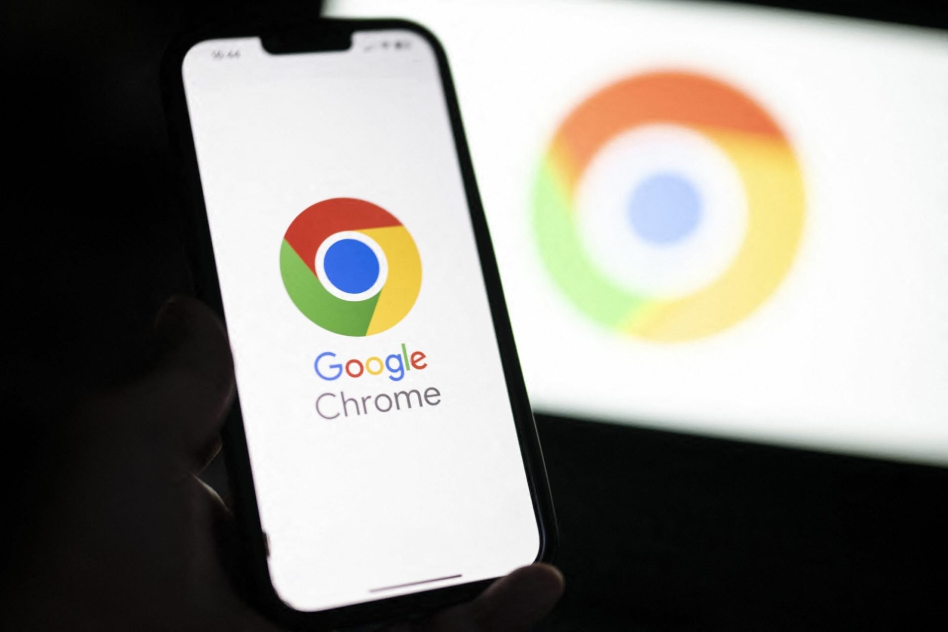 Google înăsprește regulile pentru aplicațiile din afara magazinului oficial Android Google introduce noi măsuri de securitate pentru utilizatorii de Android, prin înăsprirea condițiilor de instalare a aplicațiilor provenite din surse externe, altele decât magazinul oficial Play Store