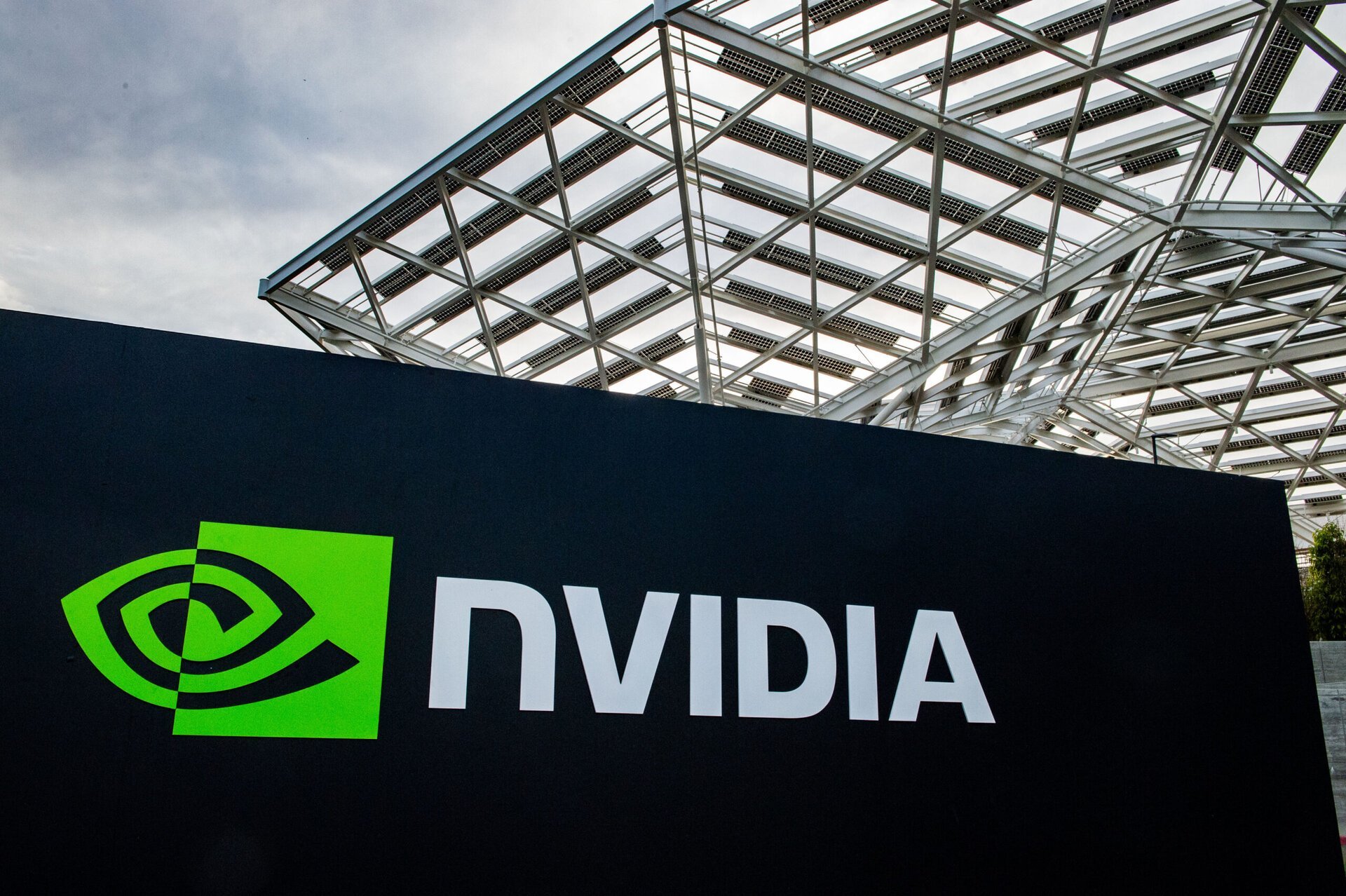 Nvidia intră în forță în cursa pentru 6G, alături de giganți din telecomunicații Nvidia, gigantul de tehnologie cunoscut pentru fabricarea de cipuri, face un pas important în domeniul telecomunicațiilor, colaborând cu un grup de companii de profil, printre care Nokia, SoftBank Group și T-Mobile US