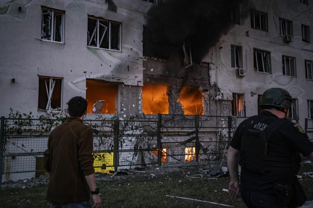 Zi de doliu în Harkov după atacul cu rachete Harkov, Ucraina – Orașul Harkov va ține o zi de doliu luni, 9 martie, în memoria victimelor atacului cu rachete asupra unei clădiri rezidențiale, anunță autoritățile locale