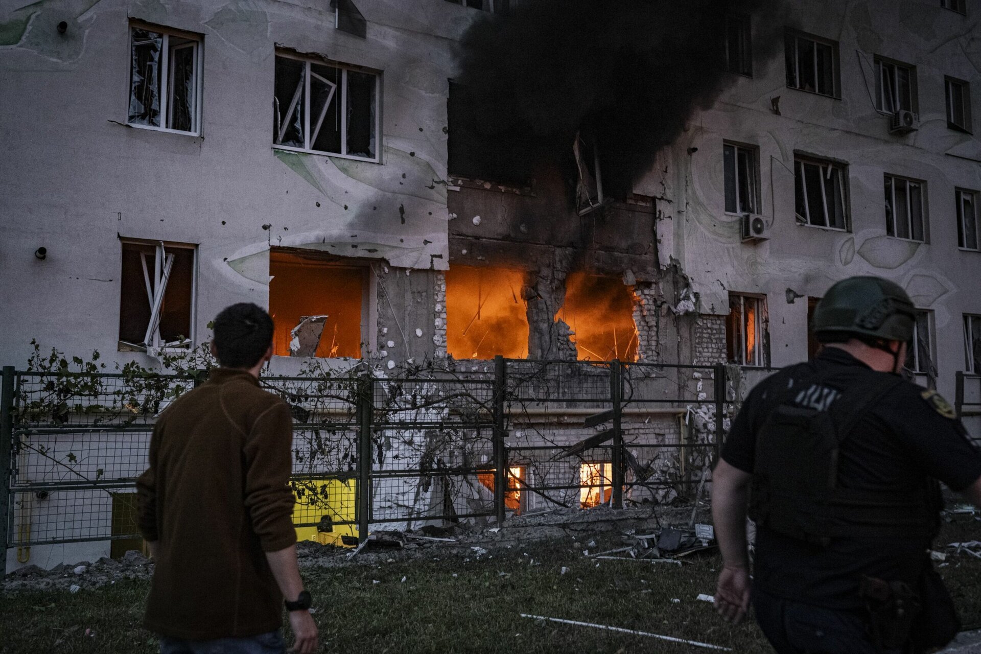 Zi de doliu în Harkov după atacul cu rachete Harkov, Ucraina – Orașul Harkov va ține o zi de doliu luni, 9 martie, în memoria victimelor atacului cu rachete asupra unei clădiri rezidențiale, anunță autoritățile locale