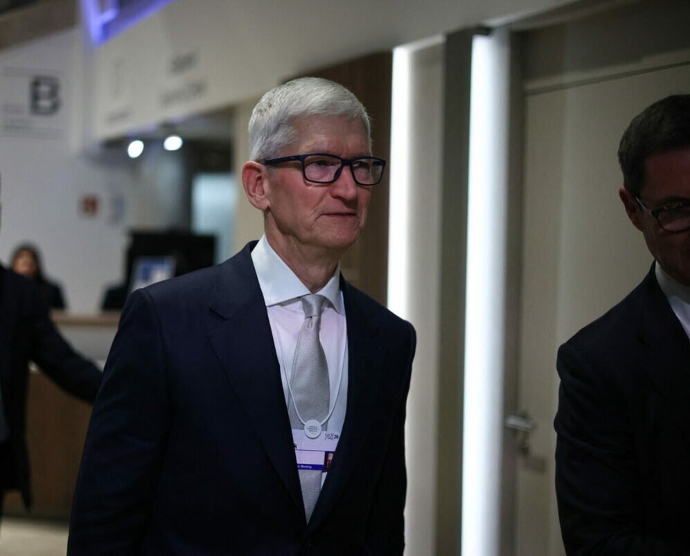 Tim Cook neagă zvonurile privind retragerea de la conducerea Apple, dar presiunea pe AI crește Directorul executiv al Apple, Tim Cook, a respins recent speculațiile privind o posibilă retragere de la conducerea companiei, într-o intervenție la emisiunea „Good Morning America” de la ABC